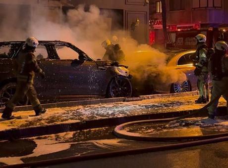 Kadıköy'de Oto Galerisinde Çıkan Yangın 4 Aracı Küle Çevirirken Güvenlik Ekipleri Hızla Müdahale Etti