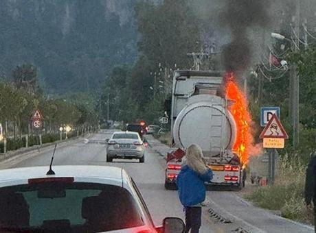 Muğla'da Yakıt Tankeri Lastiği Patladı, Yangın Çıktı