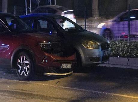 Bursa'da Trafik Kazası: Kırmızı Işıkta Bekleyen Araçla Çarpışma, 3 Yaralı