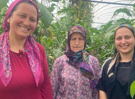 Üç Kuşaktır Kadınların Tarım Üzerindeki Azmi: 67 Yaşındaki Büyükanne, Annesi ve Torunu Sera Üretimi Yapıyor