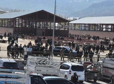 Van'daki Hayvan Pazarında Silahlı Kavga: 1 Ölü, 13 Yaralı