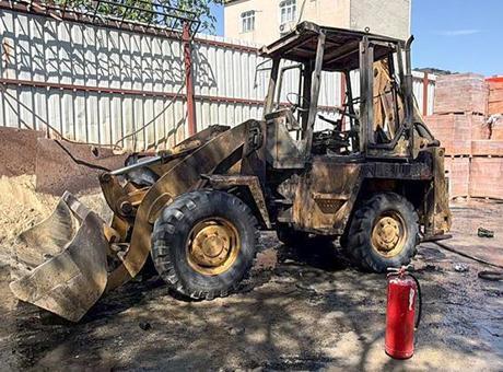 Küçükçekmece'de Park Halindeki İş Makinesi Yandı