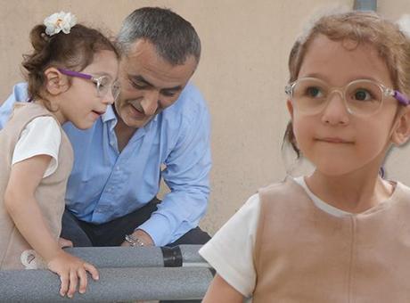 Baba Sadık Yalçınkaya’nın Fedakarlığı: Plastik Su Borularından Yapılan Yürüme Bariyeri ile Kızı Lina'ya Destek