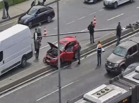 Bakırköy'de Şok Edici Kaza: Aydınlatma Direği Aracın Üzerine Devrildi