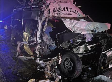 Aksaray'da Tarım İşçilerini Taşıyan Minibüs Tıra Çarptı: 12 Yaralı