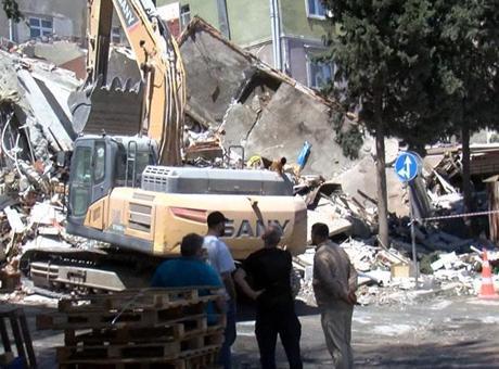 Küçükçekmece'de Yıkım Sırasında Bina Çöktü: Korku Dolu Anlar Yaşandı