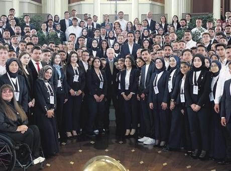 Cumhurbaşkanı Erdoğan, 19 Mayıs Kutlamasında Gençlere Seslendi: Sosyal Medya Sorununa Dikkat Çekti