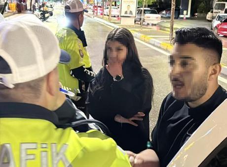 Aksaray'da Kız Arkadaşının Yanında Polisle Tartışan Genç, Küfürler Savurdu