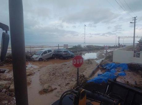 Hatay'da Sel Felaketi: 3 Kişi Hayatını Kaybetti, Eğitime Ara Verildi