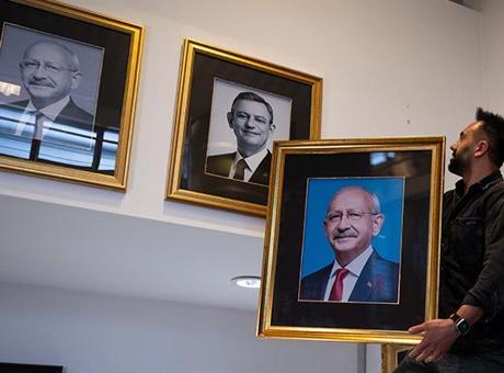 Kemal Kılıçdaroğlu'nun Fotoğrafı, CHP Genel Merkezi'nde Yeniden Sergileniyor