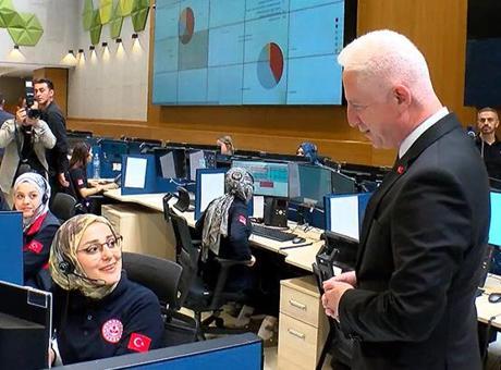 İstanbul Valisi Gül, 112 Acil Çağrı Merkezi'ni Bayramda Ziyaret Etti