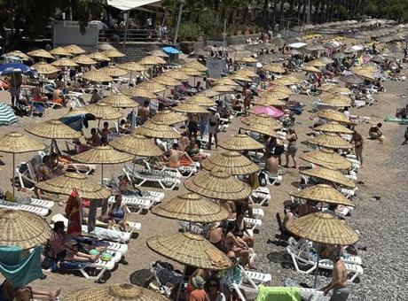 Bayramda Sahiller Dolup Taşıyor: Bodrum ve Antalya'da Yoğunluk Artışta