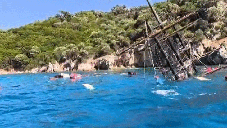 Marmaris'te Tur Teknesi Battı: Sahil Güvenlik Olay Yerinde