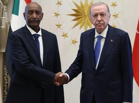 Cumhurbaşkanı Erdoğan, Sudan'ın Lideri Burhan ile Göz Teması Kurdu