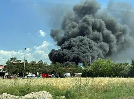 Denizli'de Kauçuk Fabrikasında Büyük Yangın: Siyah Dumanlar Yükseliyor