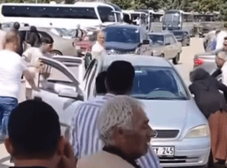 Aralarında husumet bulunan iki aile cenazade karşılaştı! 'Bu nasıl çatışma? Yat, yat, yat...'