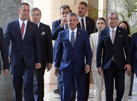 Özgür Özel ve Ekibinin Yeni Parti Kurma İhtimali: Kulislerde Üç Ana Senaryo