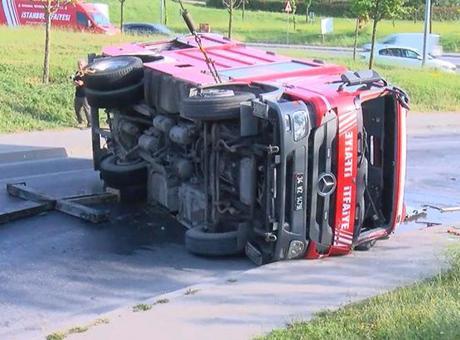 Esenler'de İtfaiye Aracı Devrildi: 2 Yaralı