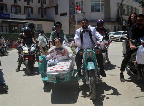 Evlilik Töreni Gelenekleri Yıkıldı: Motosiklet Düğün Aracı Oldu
