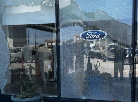 Antalya'da Ford Otokoç Servisine Silahlı Saldırı: İki Şüpheli Gözaltında