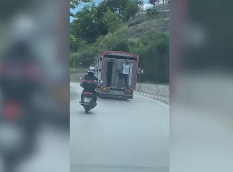 Tehlikeli Yolculuk: Kamyonun Kasasında Seyahat Eden İki Kişinin Anları Kamerada