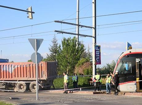Kayseri'de Tramvay ve Kamyonun Çarpıştığı Feci Kaza: Yaralılar Hastaneye Kaldırıldı
