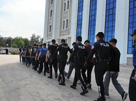 Adıyaman'da Silah Paylaşımları Yapan 14 Şüpheli Gözaltında