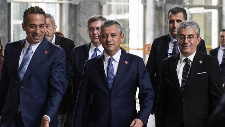 CHP Parti Meclisi'nde İstifa Şoku: Özgür Özel ve Ekibi Toplantıda Çarpıcı Kararlar Aldı