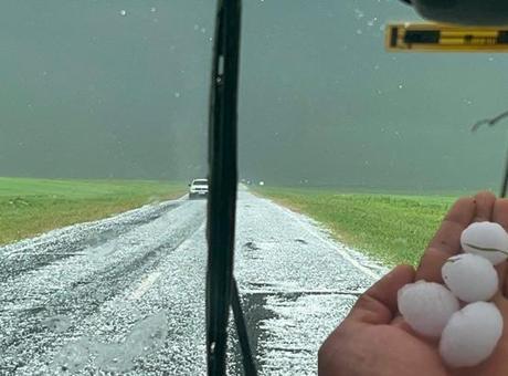 Kars'ta Dolu Felaketi: Araçlar ve Tarım Arazileri Zarar Gördü