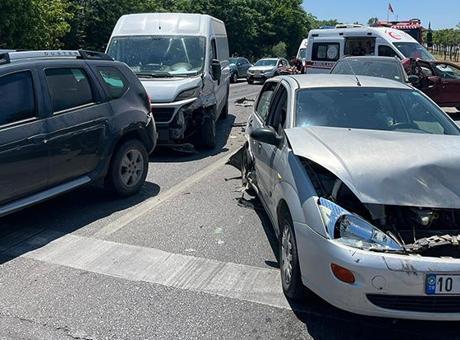 Balıkesir-Bursa Yolunda Zincirleme Kaza: 6 Araç Karıştı, Vatandaşlar Yaralandı