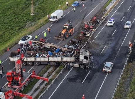 Erzurum'da Tır Kaza Yaptı: Yangın Çıktı, Sürücü Son Anda Kurtuldu