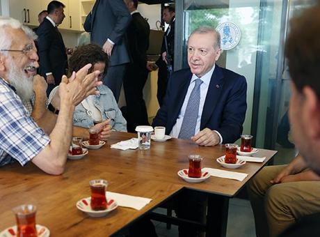 Cumhurbaşkanı Erdoğan Beyoğlu'nda Vatandaşlarla Görüştü
