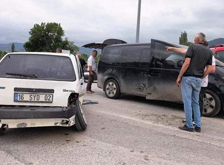 Bursa'da Minibüs ve Otomobil Çarpıştı: 9 Yaralı