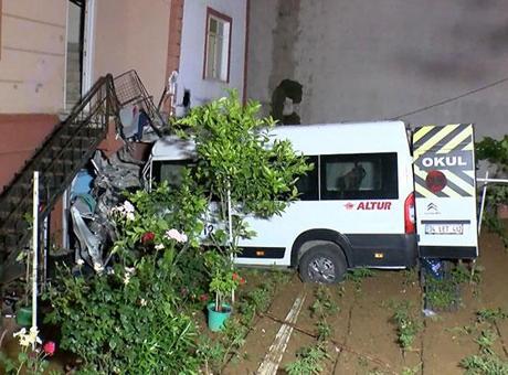 İstanbul'da Şok Kaza: Freni Patlayan Minibüs Ev Bahçesine Uçtu, Bir Yaralı