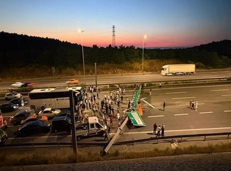 Hafriyat Kamyonu Yolda Tabela Devrildi: Anadolu Yakası'nda Trafik Aksadı