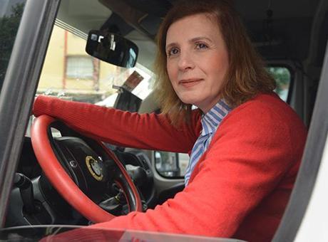 Döne Dokuzoğlu: 30 Yıl Sonra Hayallerinin Peşinde Şoförlük Yapıyor