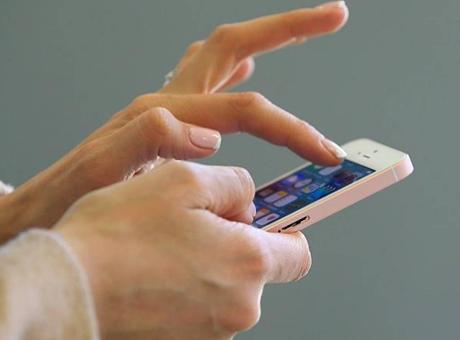 Fransa'da Liselerde Cep Telefonları Yasaklanacak: Eğitim Bakanı'ndan Açıklama