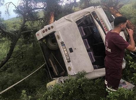 İzmir'de Tarım İşçilerini Taşıyan Midibüs Devrildi: 22 Yaralı