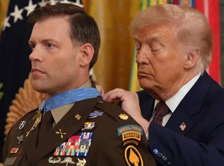 80 yaşındaki Trump'ın eli ayağına dolaştı! Törende şok anlar: Askerin boğazını sıktı