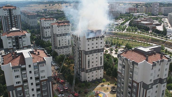 Küçükçekmece'de Bina Çatısında Çıkan Yangına Müdahale Devam Ediyor