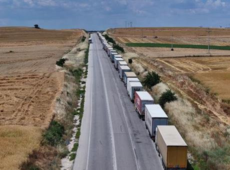 Hamzabeyli Sınır Kapısı'nda Uzun Tır Kuyrukları Dikkat Çekiyor