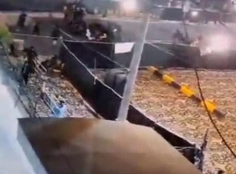 Pakistan'da Aracın Camiye Daldığı Kaza: 2 Ölü, 30 Yaralı