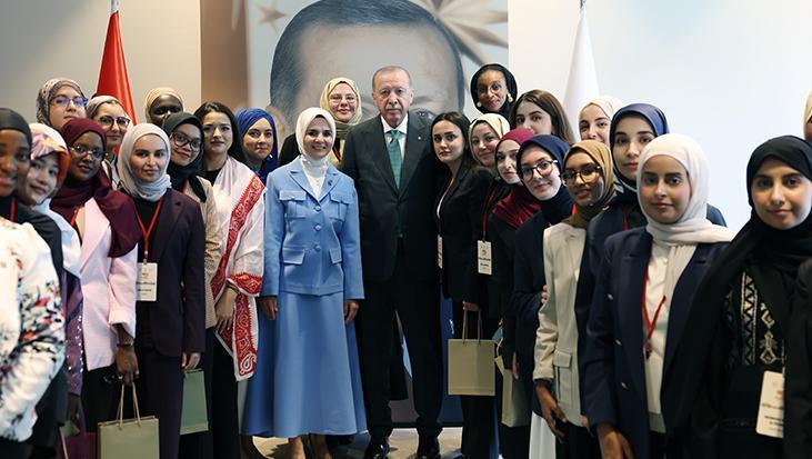Cumhurbaşkanı Erdoğan, Genç Müslüman Kadınlar Liderlik Programı Katılımcılarını Ağırladı