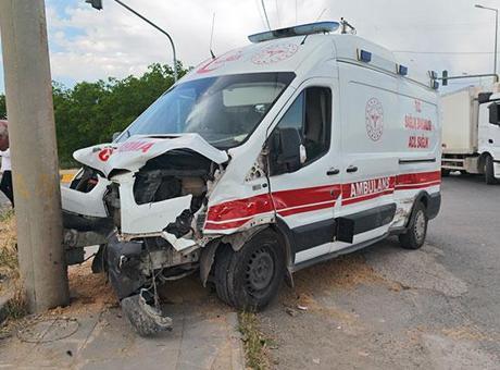 Bitlis'te Ambulans ile Araç Çarpıştı: 10 Kişi Yaralandı