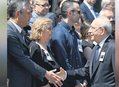Kılıçdaroğlu ve Özel’in İlk Tokalaşması Törende Gerilime Sahne Oldu
