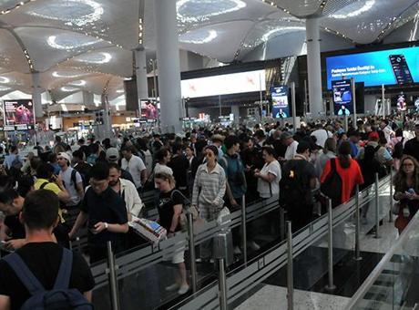 Öğrencilerin Yaz Tatiliyle Havalimanında Yoğunluk Başladı