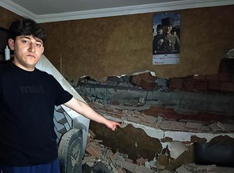 Afyonkarahisar'da Yapı Yıkımı Sırasında Panik: Molozlar İş Hanının Üzerine Düştü