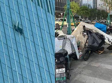 Pekin'de Küçük Uçak, 108 Katlı CITIC Tower'a Çarptı: Korku Dolu Anlar Kamerada