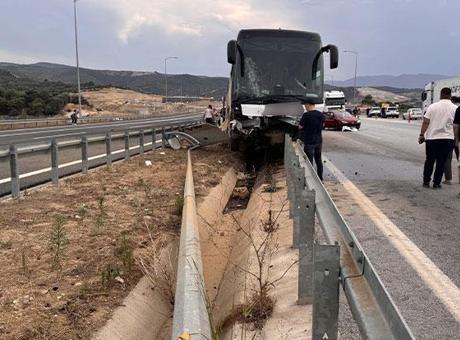 Aydın'da Otobüs ve Araç Çarpıştı: 9 Yaralı