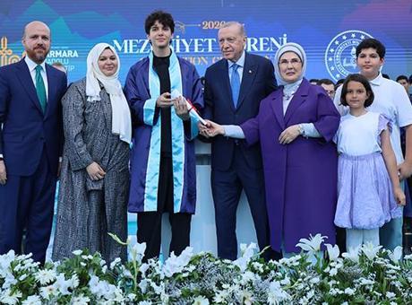 Cumhurbaşkanı Erdoğan, İTO Marmara Anadolu İmam Hatip Lisesi Mezuniyet Töreninde Torununa Diploma Verdi